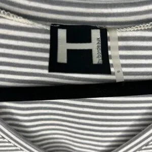 H by Bordeaux Black and White Striped V-Neck Tee Small