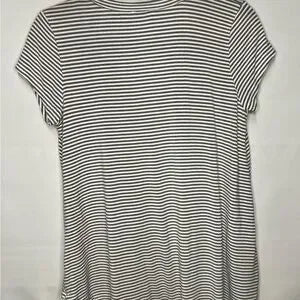 H by Bordeaux Black and White Striped V-Neck Tee Small